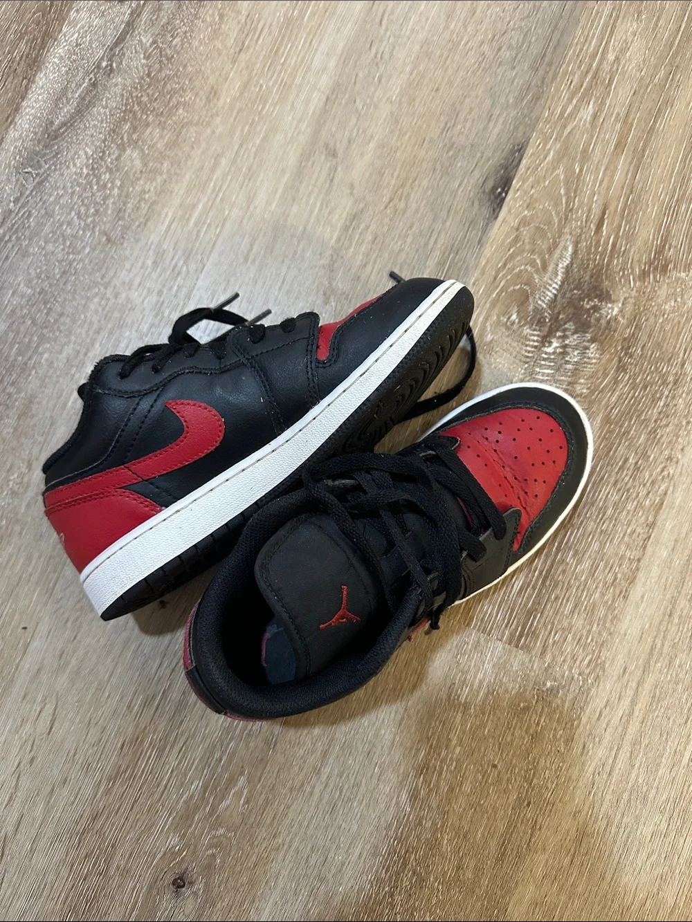 Air Jordan Kids Low-Top Sneakers in Black and Red